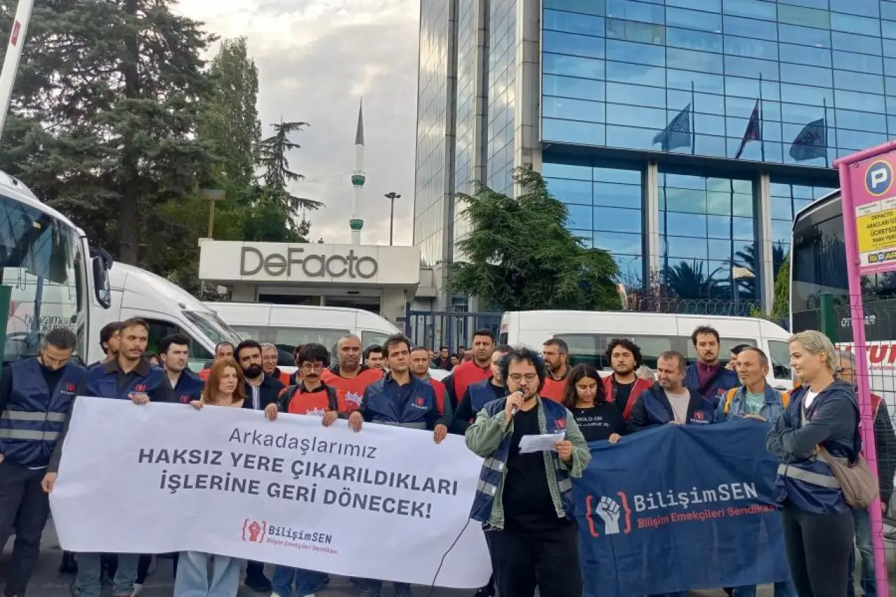 DeFacto'da 4 işçi için mücadele: “İşimizi geri istiyoruz, büyümenin bedelini işçiler ödemeyecek”