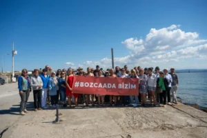 Bozcaada Bizim Hareketi gönüllüleri, rıhtım projesine karşı denize girdi