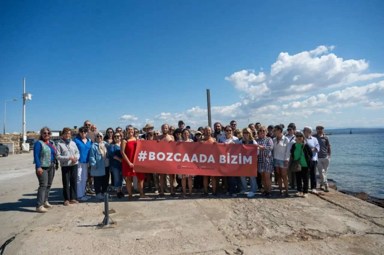 Bozcaada Bizim Hareketi gönüllüleri, rıhtım projesine karşı denize girdi
