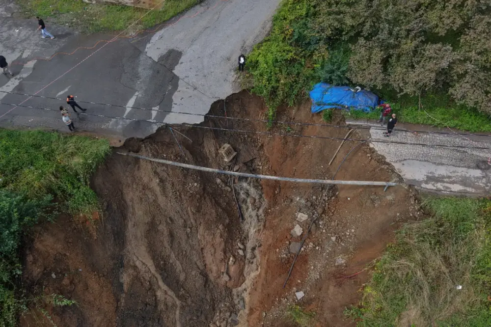 Trabzon'da yol çöktü: Dere yatağına sürüklenen otomobildeki 2 kişi yaralandı