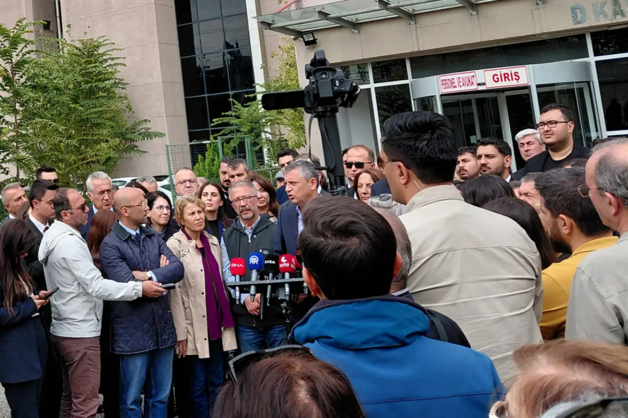 Özgür Özel Gar Katliamı davası arasında konuştu: Sorumluluğu bulunan kamu görevlileri yargılanmalı