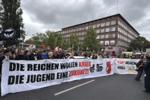 Almanya'da on binlerce öğrenci zorunlu askerliği protesto etti: “Zenginler savaş, öğrenciler gelecek istiyor”