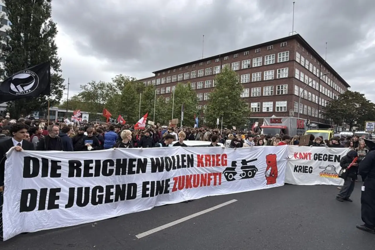 Almanya'da on binlerce öğrenci zorunlu askerliği protesto etti: “Zenginler savaş, öğrenciler gelecek istiyor”