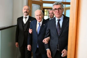 “Tarihi bir kucaklaşma”: MHP, Sarallarla Şahinlerin “barışını” duyurdu
