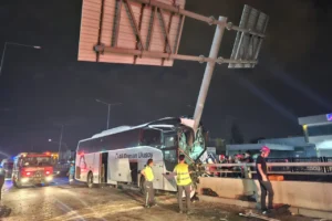 Adana'da yolcu otobüsü tabela direğine çarptı, 11 kişi yaralandı