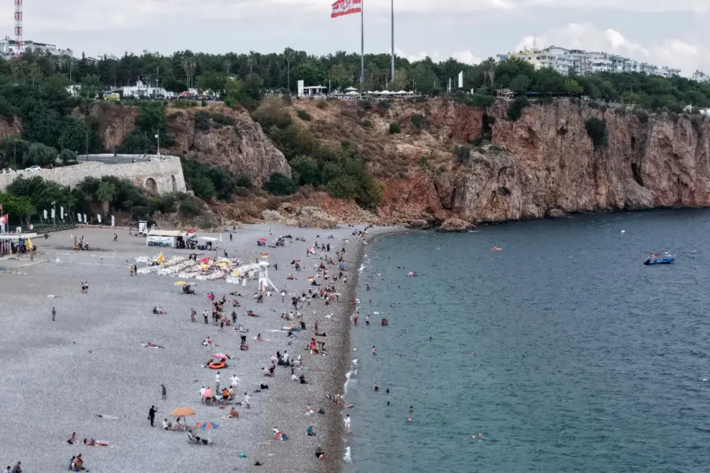 Antalya'da deniz suyu sıcaklığı havayı geçti