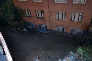 Eyüpsultan'da toprak kayması: Riskli binadaki 25 kişi tahliye edildi