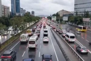 İstanbul'da haftanın ilk gününde yağmur trafiği: Yoğunluk yüzde 72'ye ulaştı