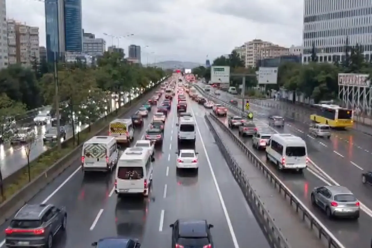 İstanbul'da haftanın ilk gününde yağmur trafiği: Yoğunluk yüzde 72'ye ulaştı