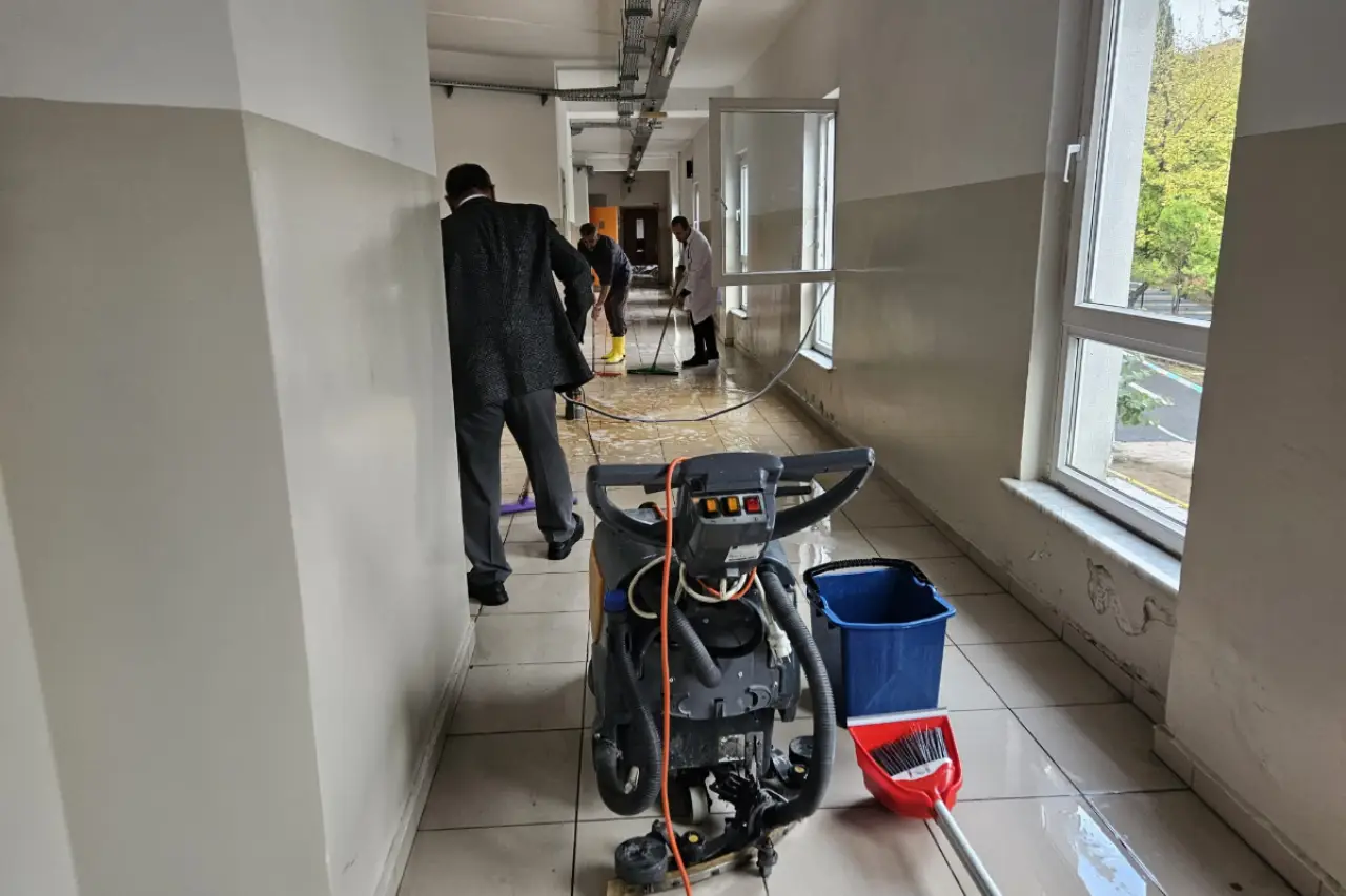 ITO Mesleki ve Teknik Anadolu Lisesi'ni yağmur bastı: Bilgisayarlar ve eğitim materyalleri zarar gördü