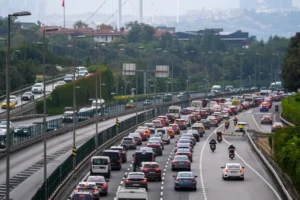 İstanbul'da akşam saatlerinde yağışın da etkisiyle trafik yoğunluğu yüzde 80'e ulaştı