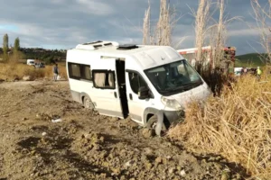 Balıkesir'de işçi servisi kaza yaptı: 13 yaralı