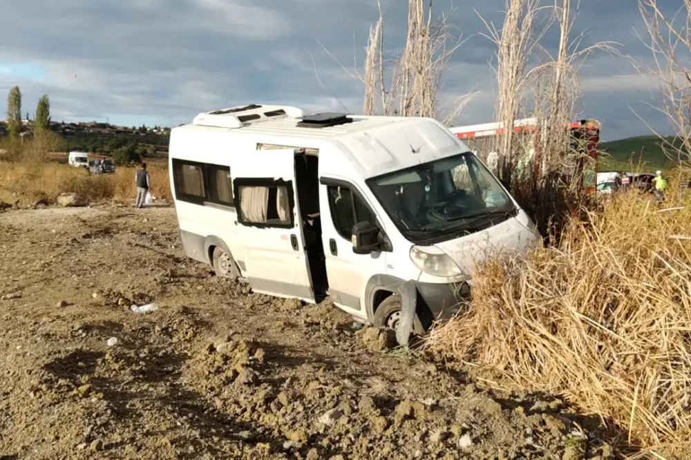 Balıkesir'de işçi servisi kaza yaptı: 13 yaralı