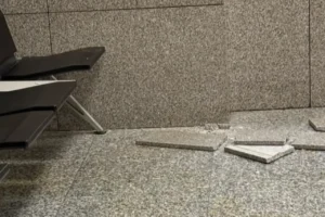 İstanbul Adliyesi’nde duvar kaplaması avukatın üzerine düştü
