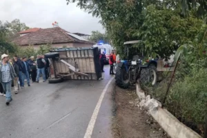 Balıkesir'de işçi taşınan traktör römorku devrildi: 23 tarım işçisi yaralandı