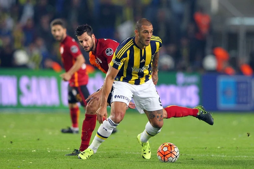 Galatasaray - Fenerbahçe derbisinin tarihi ve saati belli oldu: Maç pazartesiye alındı