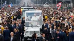 Papa 14. Leo, Paris'te açık hava ayini öncesinde büyük kalabalıklar tarafından karşılandı