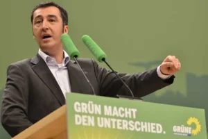 Yeşiller Eş Başkanı Cem Özdemir’in Sol Parti’yi AfD ile bir tutması tartışma yarattı