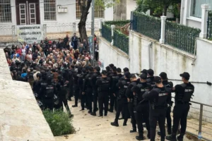 Adalar seçiminde AKP'ye oy veren CHP'li 3 meclis üyesi binadan polis eşliğinde ayrıldı