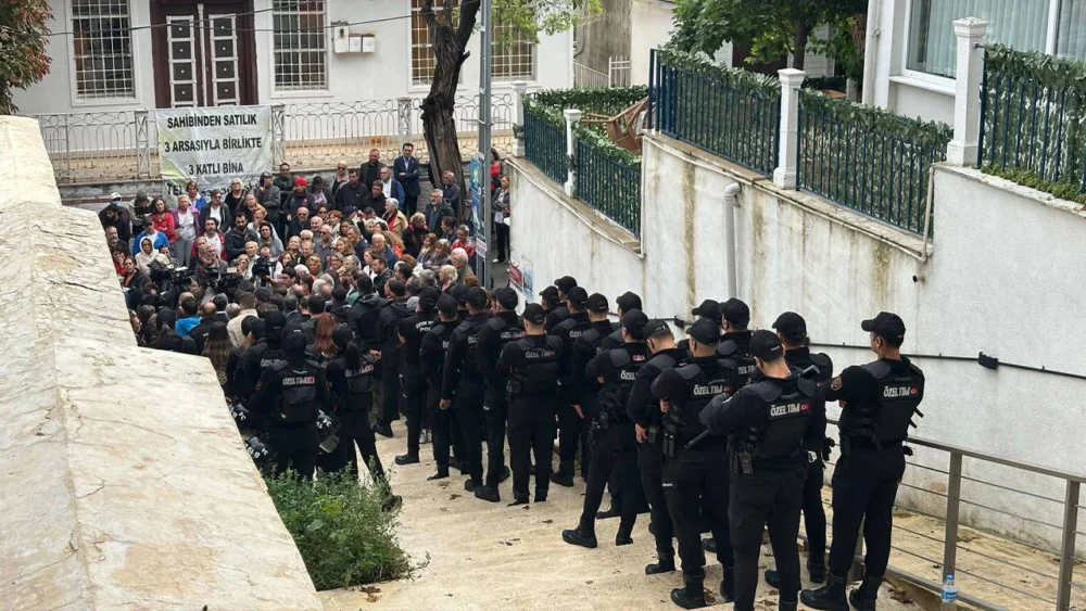 Adalar seçiminde AKP'ye oy veren CHP'li 3 meclis üyesi binadan polis eşliğinde ayrıldı