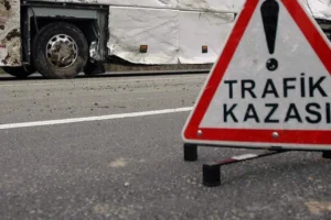 Adana’da yolcu otobüsü tabela direğine çarptı: 11 yaralı