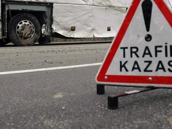 Adana’da yolcu otobüsü tabela direğine çarptı: 11 yaralı