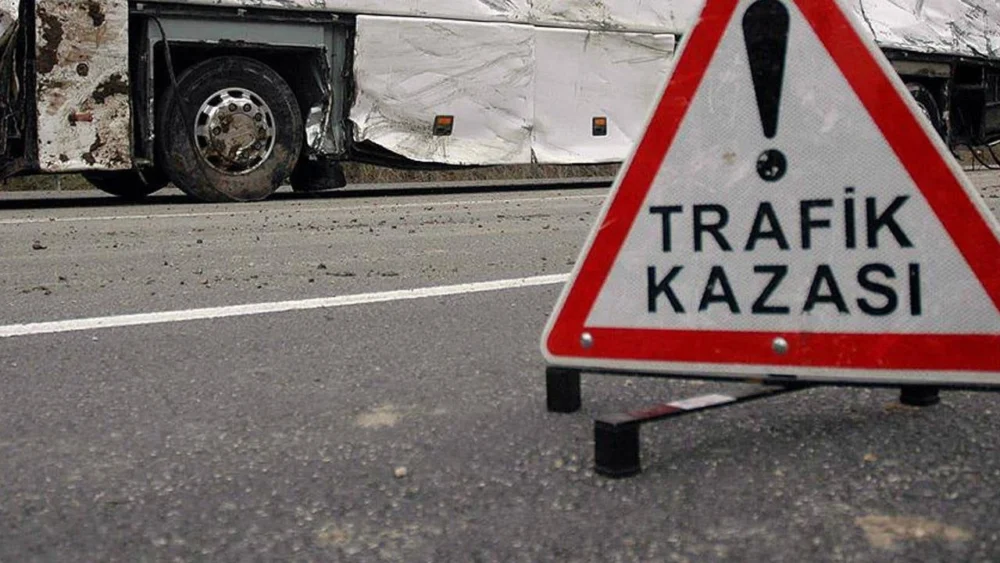 Adana’da yolcu otobüsü tabela direğine çarptı: 11 yaralı
