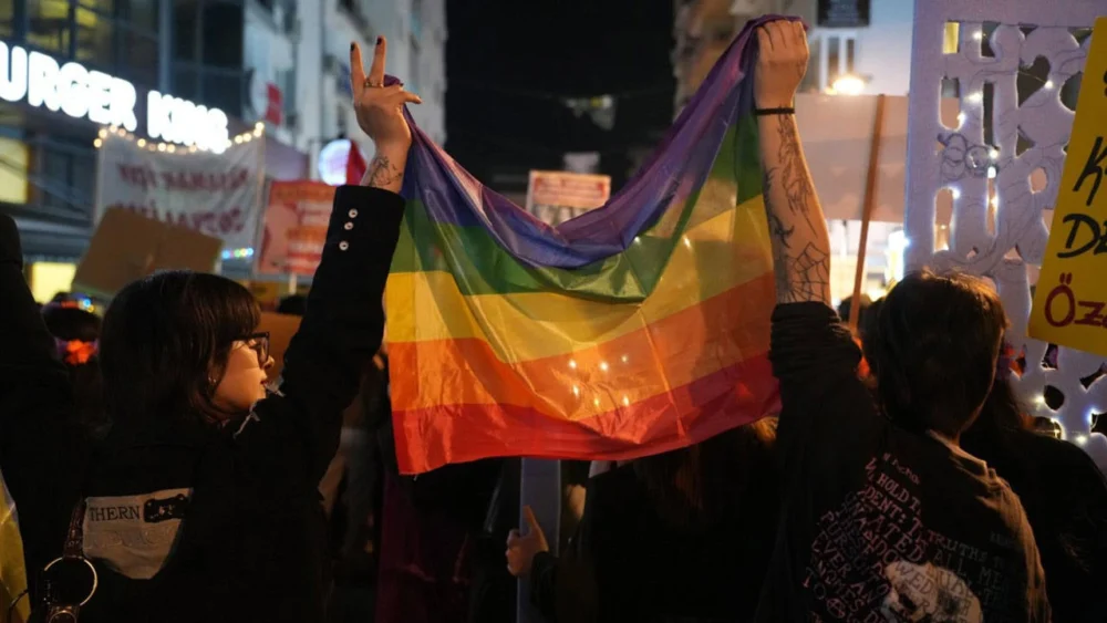 Adı “Ailem Güvende”: İzmir'de LGBTİ+'ları hedef alan operasyonlarda 16 kişi tutuklandı