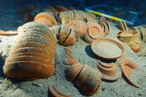 Akdeniz’in dibinden 2 bin 100 yıllık sofra takımları çıktı