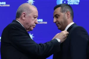 AKP'ye geçen Çiğli Belediye Başkanı'nın yardımcıları istifa etti
