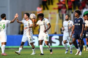 Amedspor iki farklı geriye düştüğü maçta Kasımpaşa’dan puanı aldı