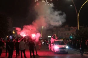 Amedspor kutlamalarında 3 iş yeri ve 1 araç yandı: İtfaiye personeli yaralandı!