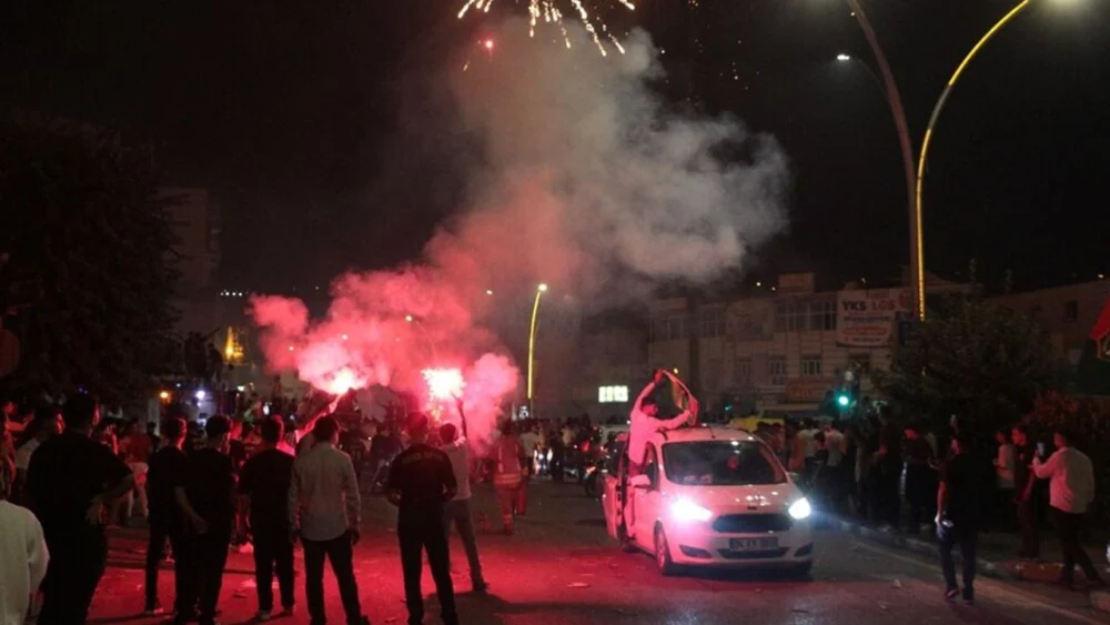 Amedspor kutlamalarında 3 iş yeri ve 1 araç yandı: İtfaiye personeli yaralandı!