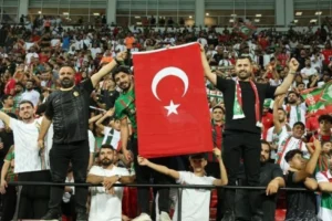 Amedspor taraftarları Türk bayrağı açtı!