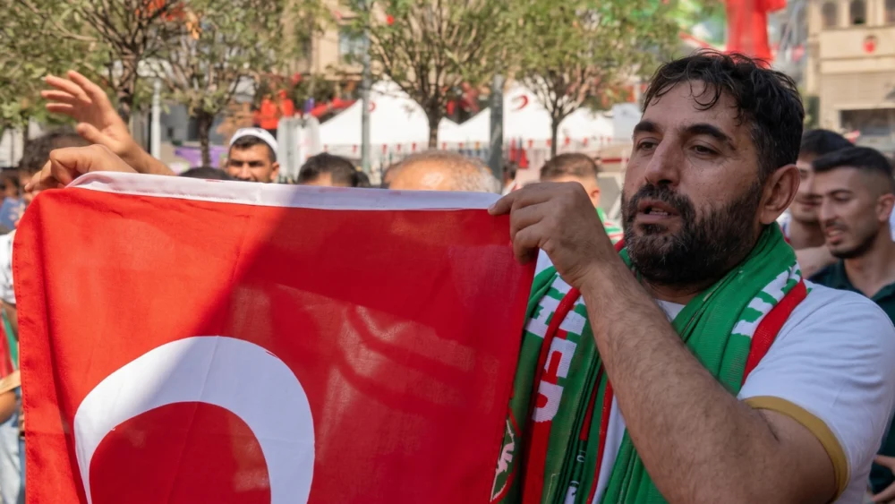 Amedspor taraftarları Türk Bayrağı açtı: Net mesaj verdi!