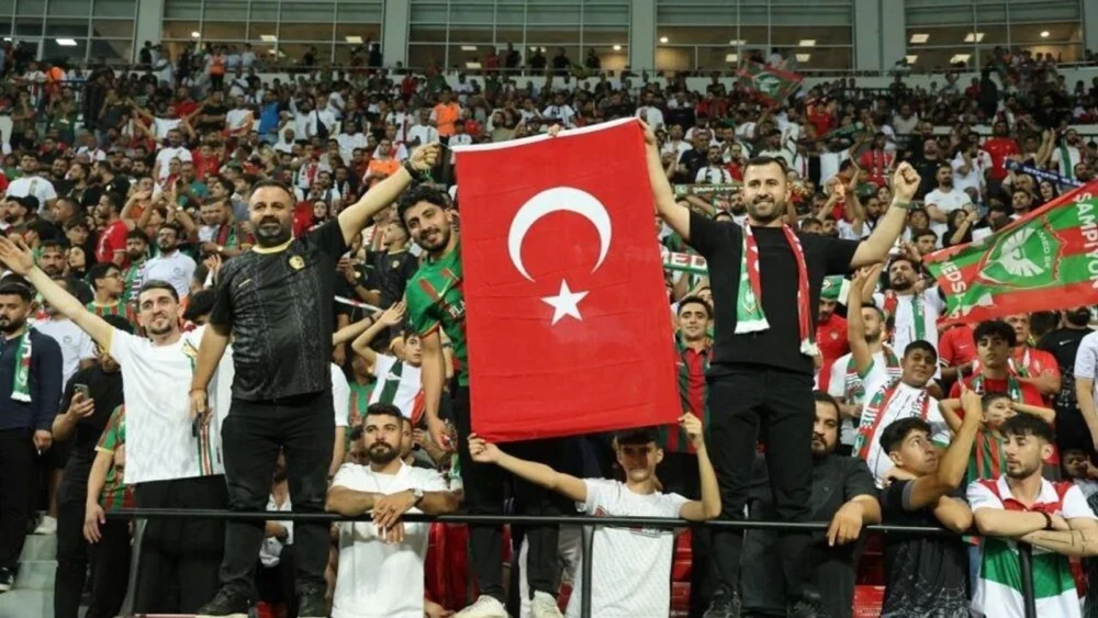 Amedspor taraftarları Türk bayrağı açtı!