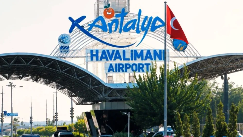 Antalya Havalimanı'nda 18,9 kilo likit metamfetamin ele geçirildi