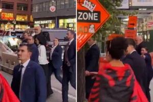 Arnavutluk'taki Sazan Adası projesine tepkiler BM'ye taşındı: Edi Rama'ya yumurtalı protesto