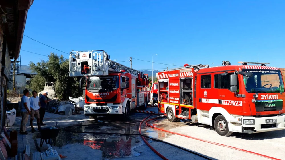 Balıkesir’de sanayi sitesinde yangın: 5 iş yeri kullanılamaz hale geldi