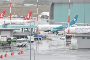 Borç nedeniyle İstanbul Havalimanı'nda haczedilen İran uçağı apronda bekliyor