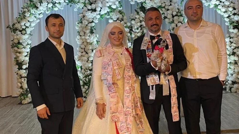 Böyle düğün takısı görülmedi: Altın yerine köpek verdi!