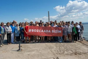 Bozcaadalılar limanda denize girdi: "Proje bize anlatılmadan başlayamaz"