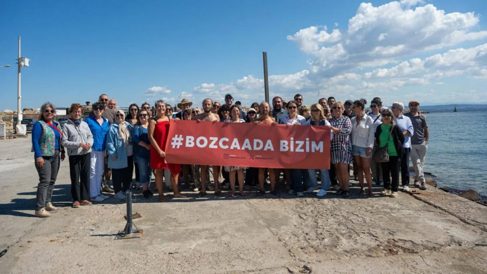 Bozcaadalılar limanda denize girdi: "Proje bize anlatılmadan başlayamaz"