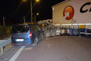 Bursa’da 3 araç birbirine girdi: 1 ölü, 7 yaralı