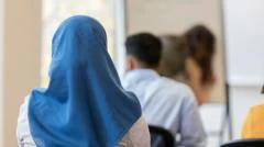 Avusturya'da 14 yaş altına okullarda başörtüsü yasağı yürürlüğe girdi