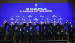 Çiğli Belediye Başkanı Onur Emrah Yıldız dahil 9 ilçe belediye başkanı AKP'ye katıldı