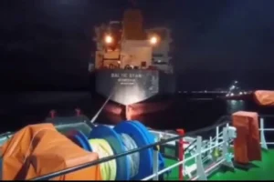 Çanakkale Boğazı'nda arızalanan gemi demirletildi