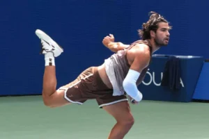 Carlos Alcaraz kortlara galibiyetle döndü, Aryna Sabalenka üçleme hedefiyle başladı
