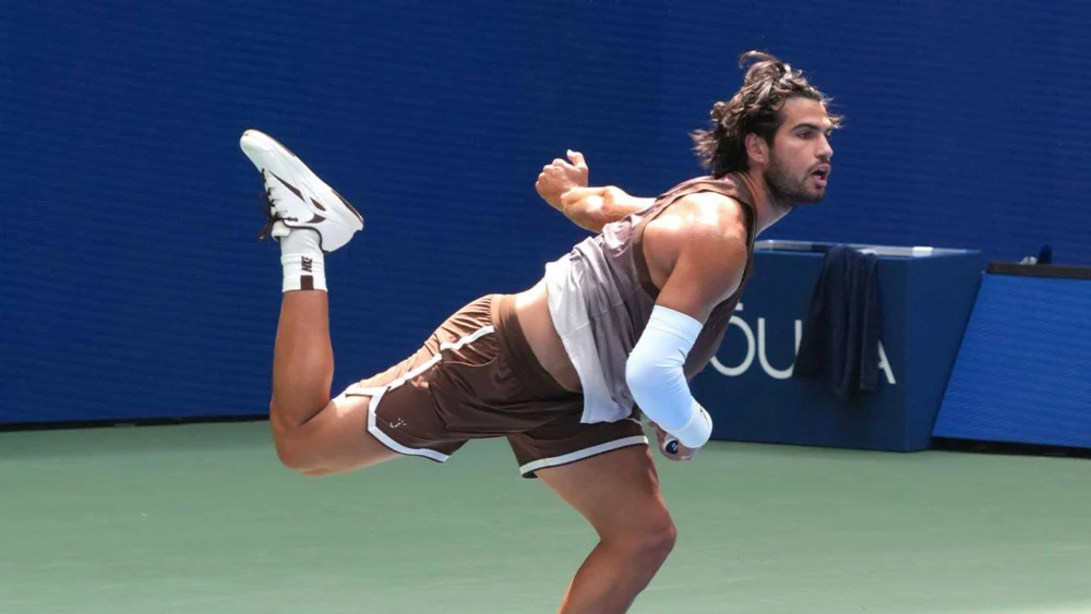 Carlos Alcaraz kortlara galibiyetle döndü, Aryna Sabalenka üçleme hedefiyle başladı