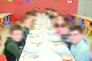 Çocuklar aç kaldı, ders dinleyemiyor